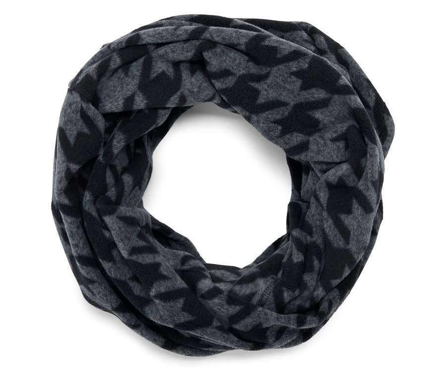 Ein grauer Loop-Schal mit einem schwarzen Hahnentrittmuster.