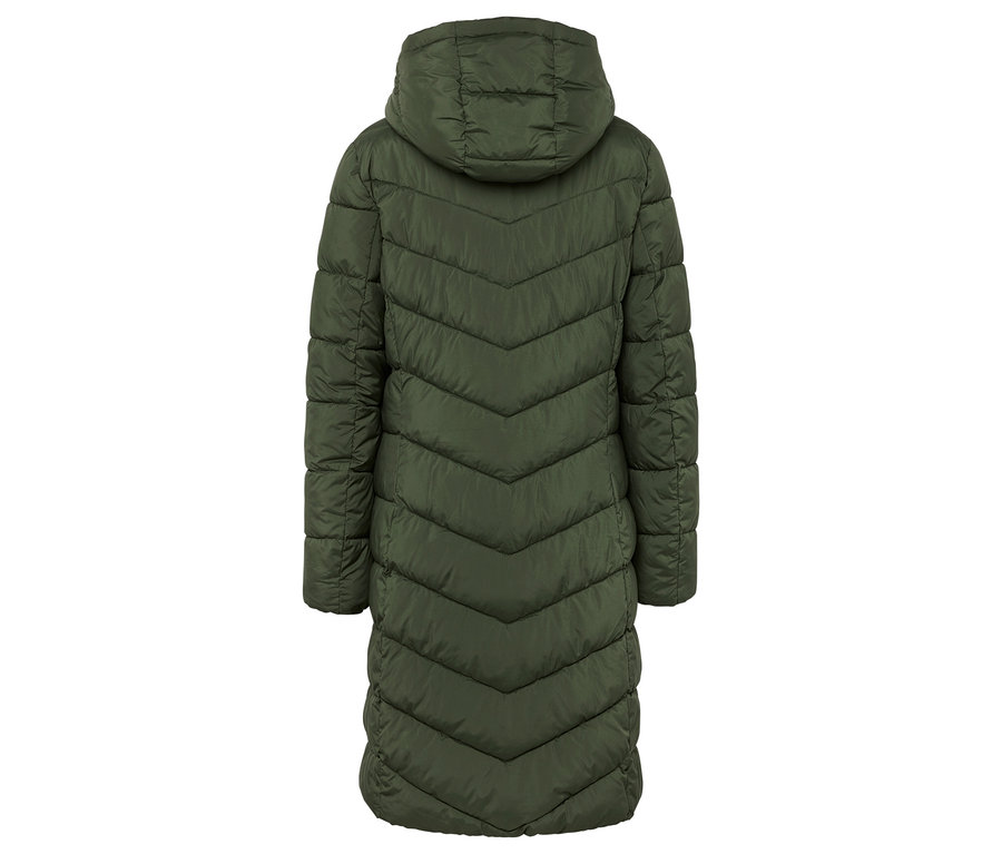 Rückansicht einer langen, olivgrünen Steppjacke mit Kapuze.