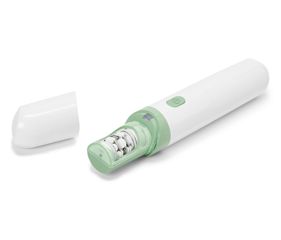 Ein weißer, elektronischer Hornhautentferner mit grünen Akzenten liegt mit abgenommener Schutzkappe auf einem weißen Hintergrund.