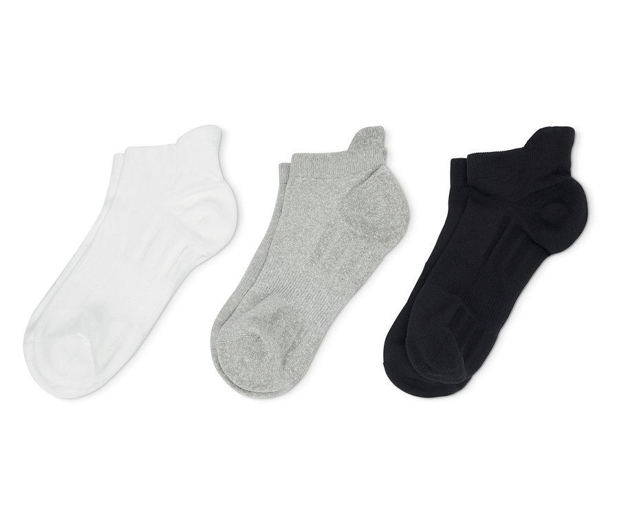 Drei Paar Socken: weiß, grau und schwarz.