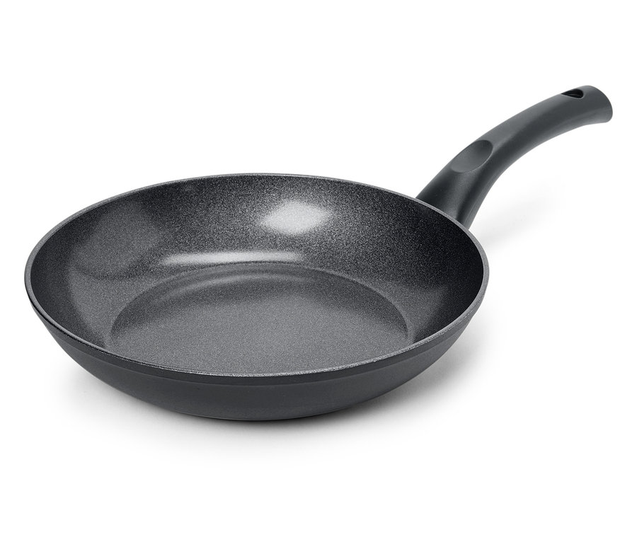 Nahaufnahme einer schwarzen Bratpfanne mit strukturierter Oberfläche auf weißem Hintergrund.