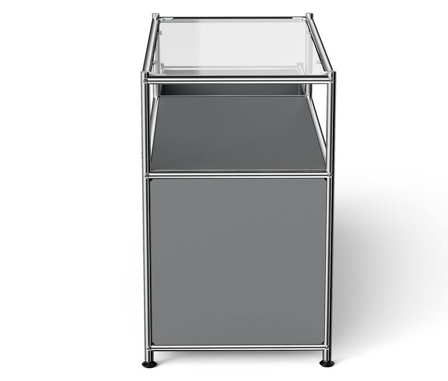 Graues Regal mit Glasplatte und Chromrahmen.