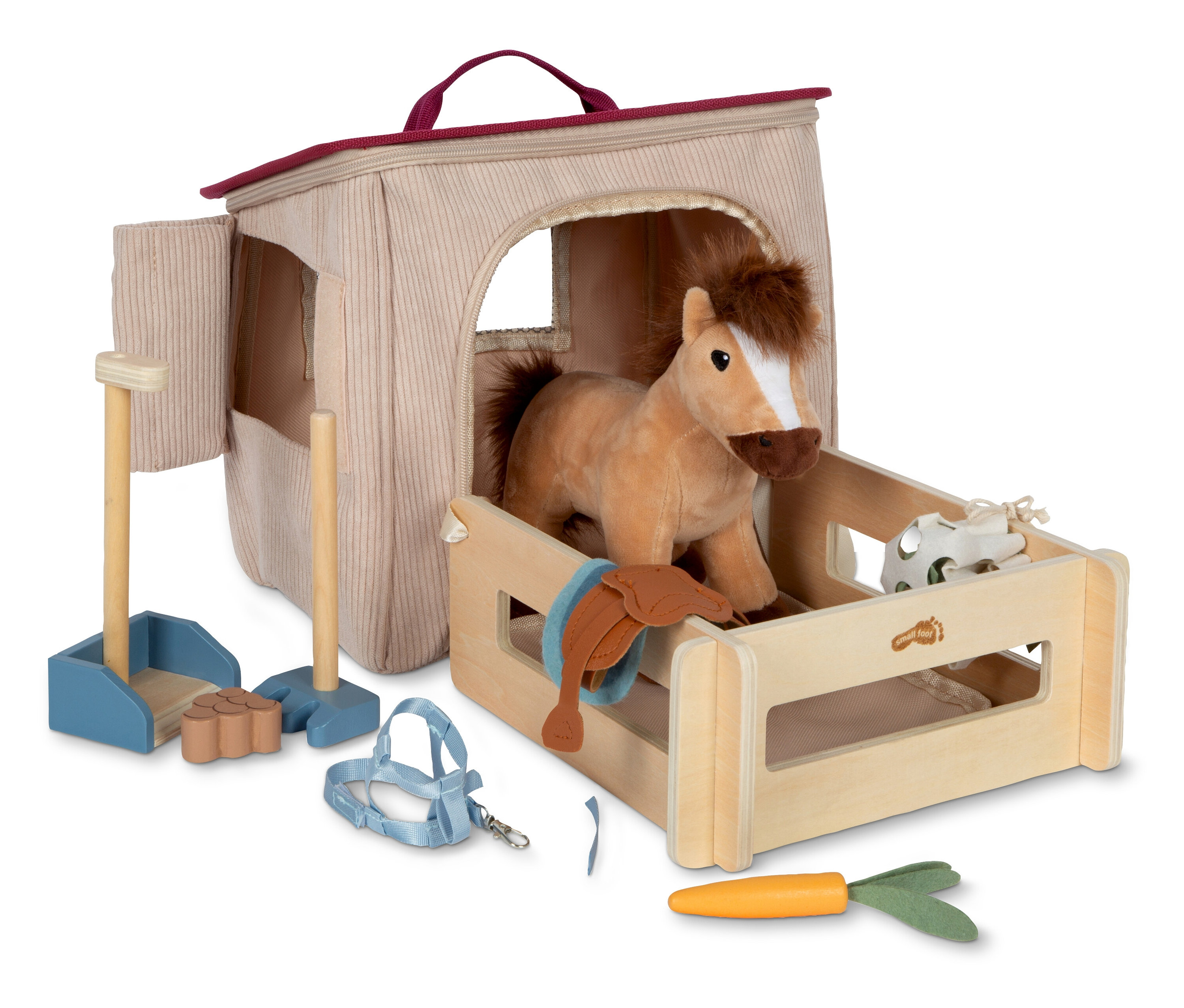 Spiel-Set Pferd mit Stall von small foot mit Plüschpferd im Holzstall, Zubehör wie Sattel, Zaumzeug, Karotte, Mistgabel und Schaufel liegen dabei.
