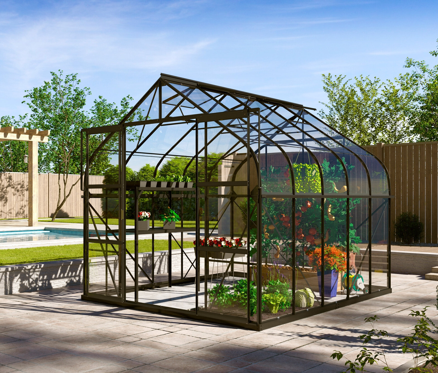 Ein Vitavia Gewächshaus, ESG 8,3 m² inkl. Rahmenfundament steht auf einer gepflasterten Terrasse neben einem Pool.