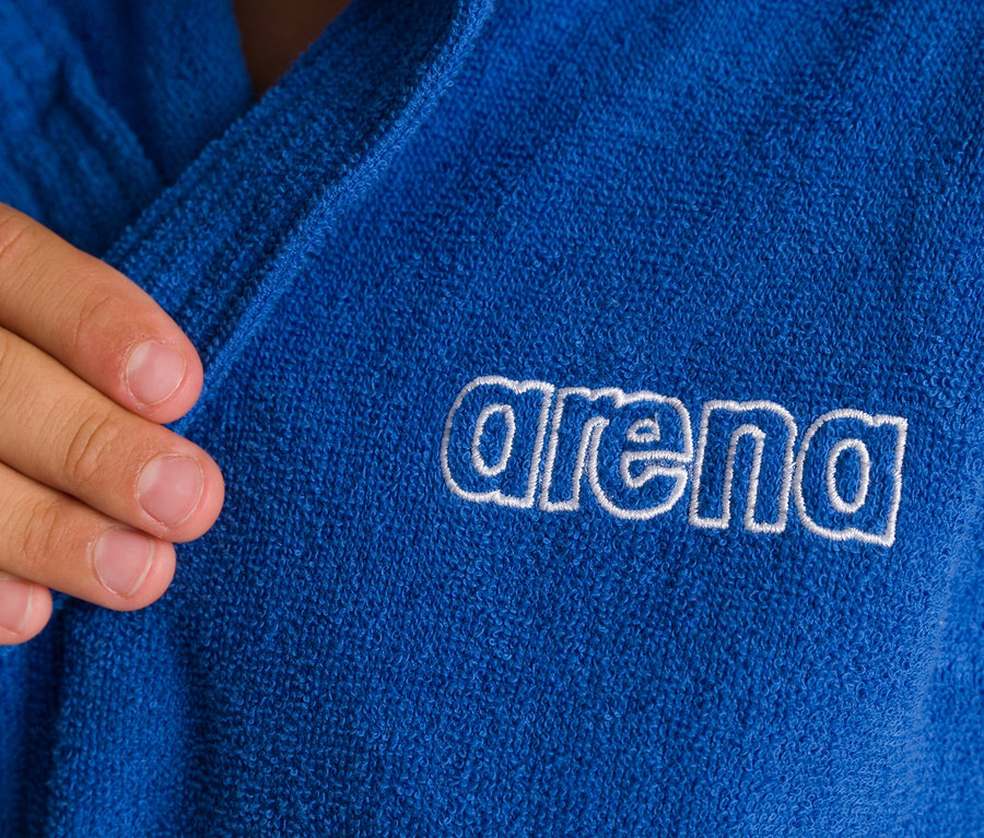 Detailaufnahme eines blauen Arena Kinder-Bademantels Zeppelin Light JR mit weißem Arena-Logo.