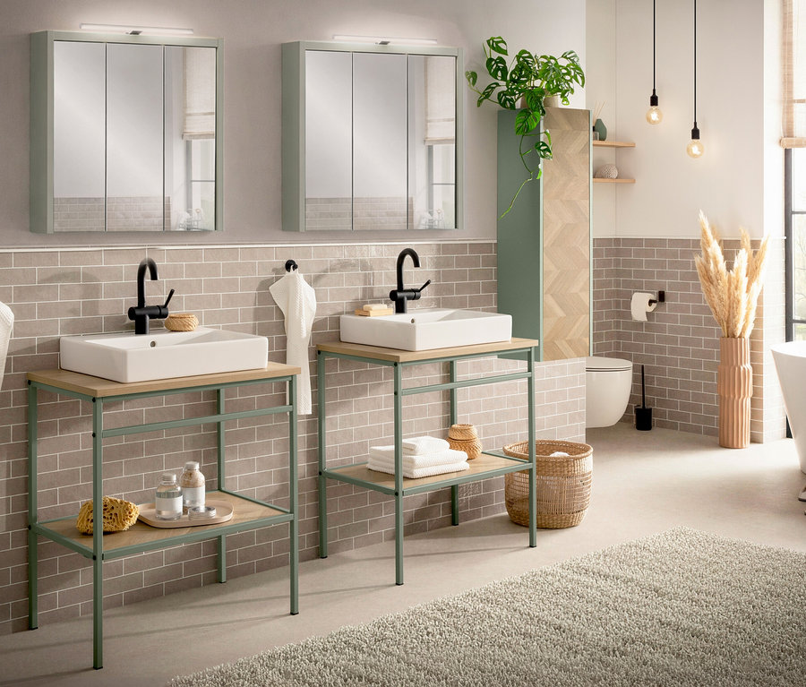 Badezimmer mit zwei Waschtischen »Lorna« in Pistazie mit Aufsatzbecken und zwei Spiegelschränken über grauem Fliesenboden.