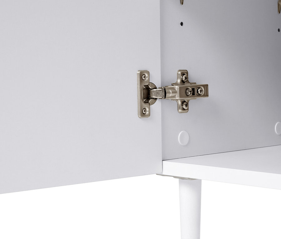 Nahaufnahme eines Schranks mit offenstehender weißer Tür und silbernem Scharnier.