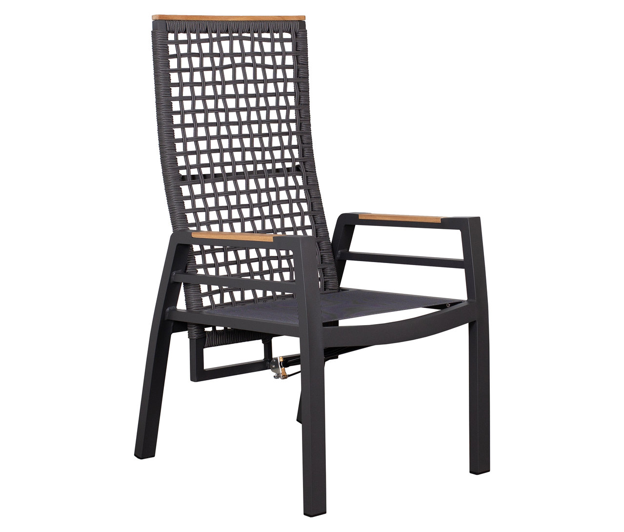 Ein einzelner grauer Stuhl mit Holzarmlehnen und einer gewebten Rückenlehne steht vor einem weißen Hintergrund.