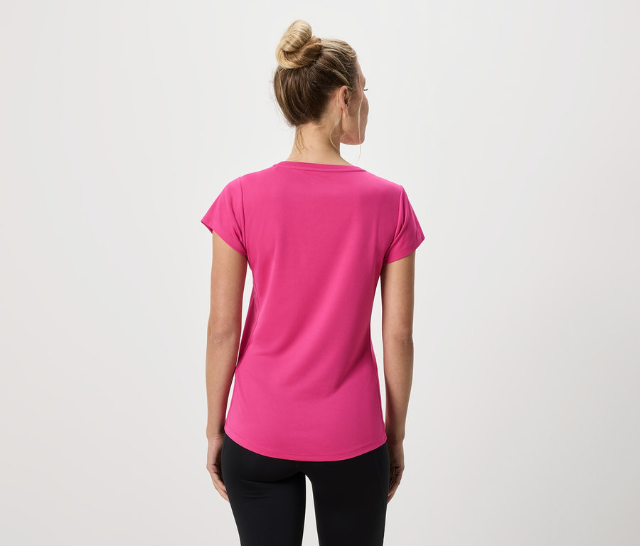 Rückenansicht einer Frau mit Dutt, die ein pinkes T-Shirt und schwarze Leggings trägt.