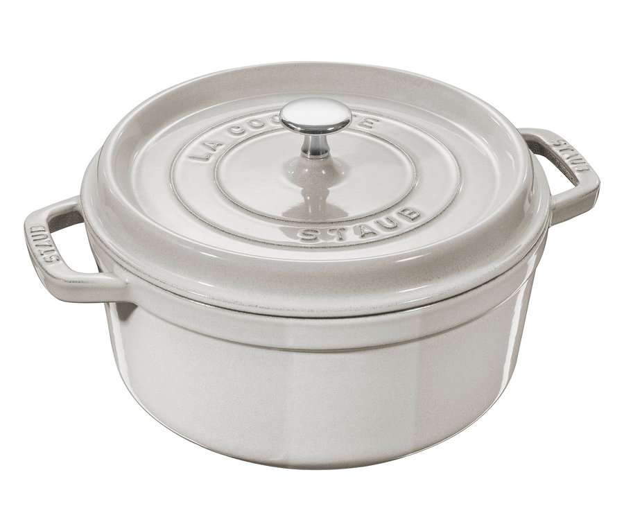 Ein weißer STAUB »Cocotte 24« Topf mit ca. 3,7 l Inhalt steht mit Deckel auf einer weißen Fläche.