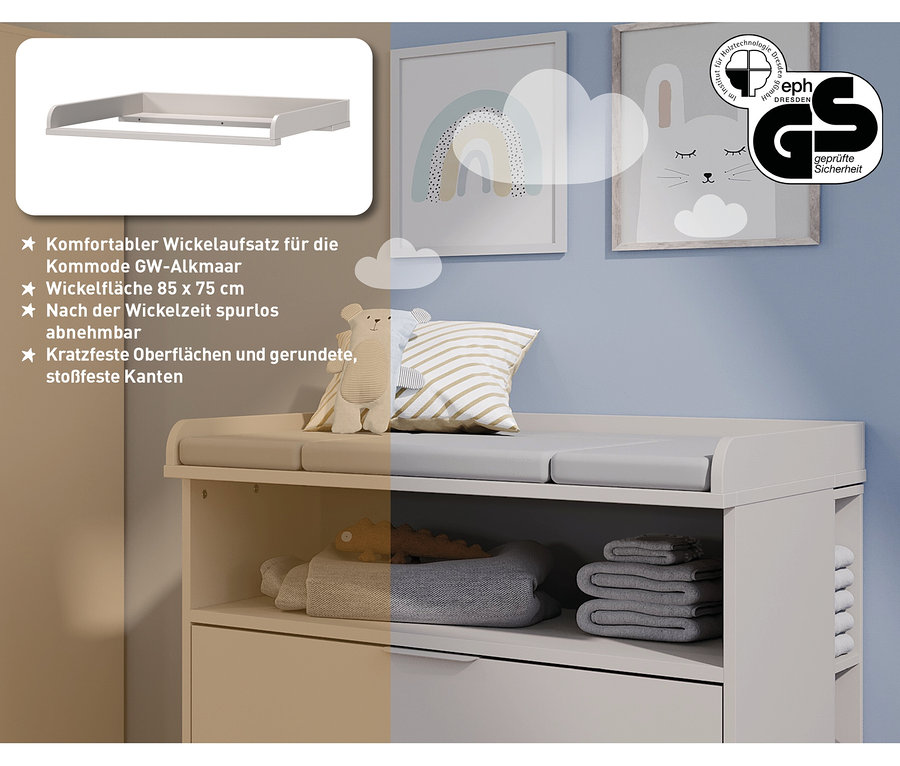Kommode mit Wickelaufsatz »Alkmaar« mit Wickelauflage, Stofftieren und gestreiftem Kissen. An der Wand hängen Bilder.