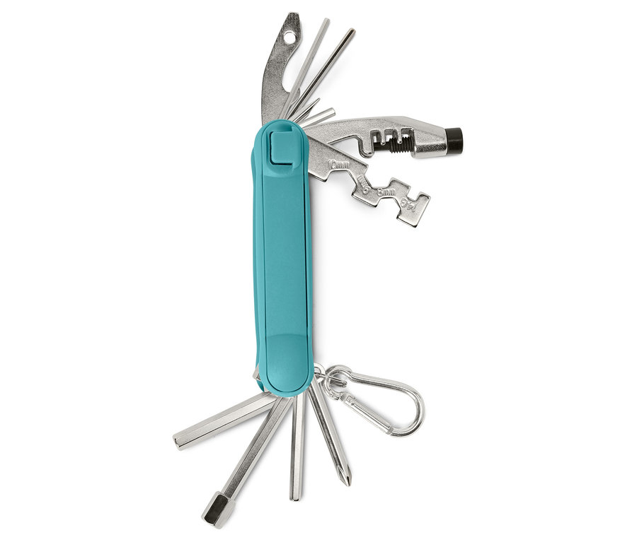 Nahaufnahme eines Multifunktionswerkzeugs mit blauem Griff und verschiedenen Werkzeugen aus Edelstahl, darunter Schraubendreher, Inbusschlüssel und ein Kettennieter, auf einem weißen Hintergrund.