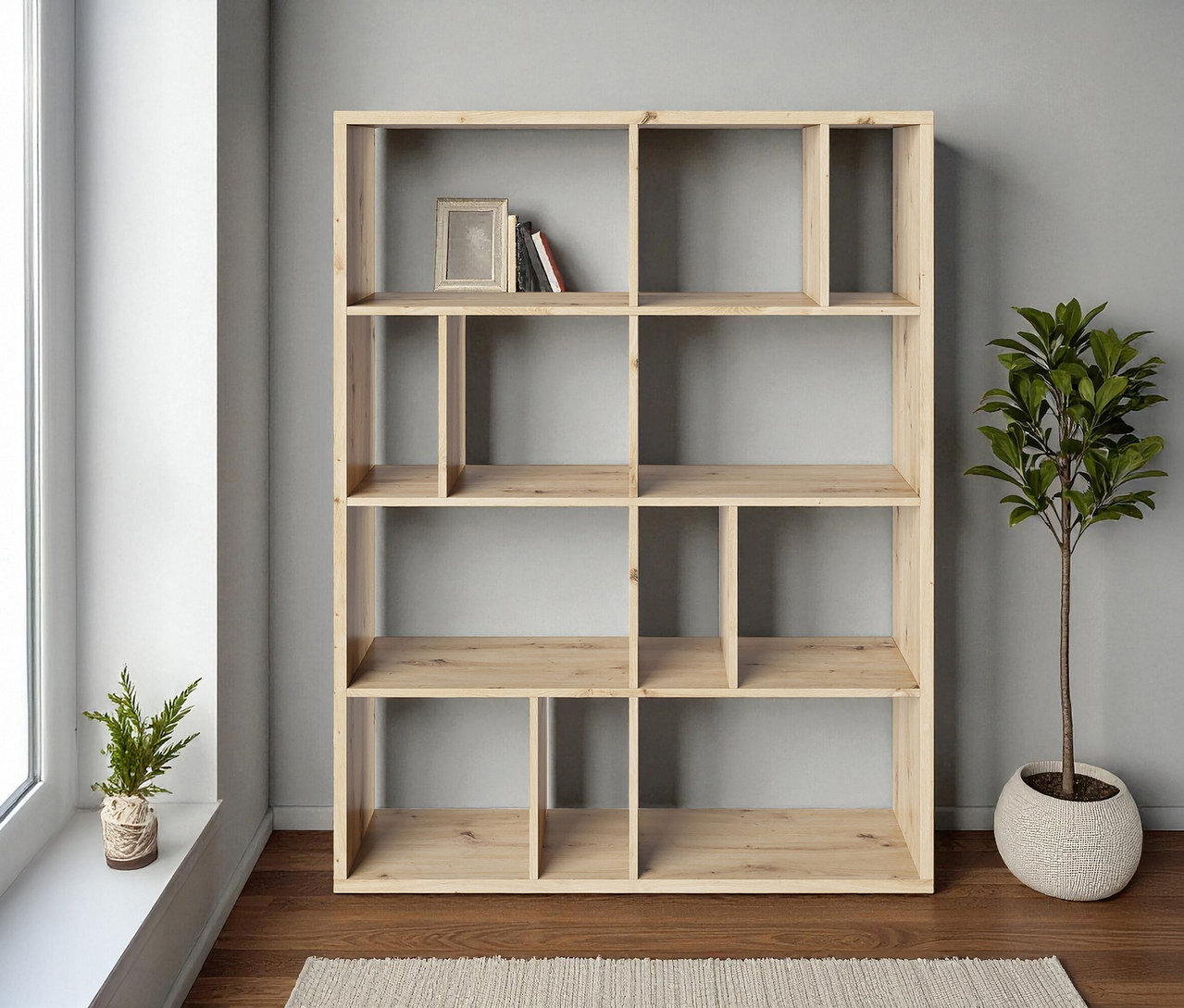 Roba Raumteiler »Fortuna« mit 12 Fächern in Artisan-Eichenoptik steht neben einer Zimmerpflanze.