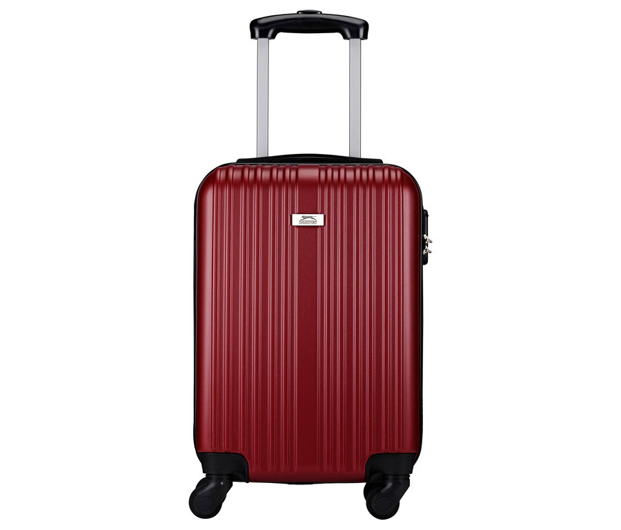 Aufrecht steht ein bordeauxroter Rollkoffer mit Teleskopgriff und kleinem Logo auf weißem Hintergrund.
