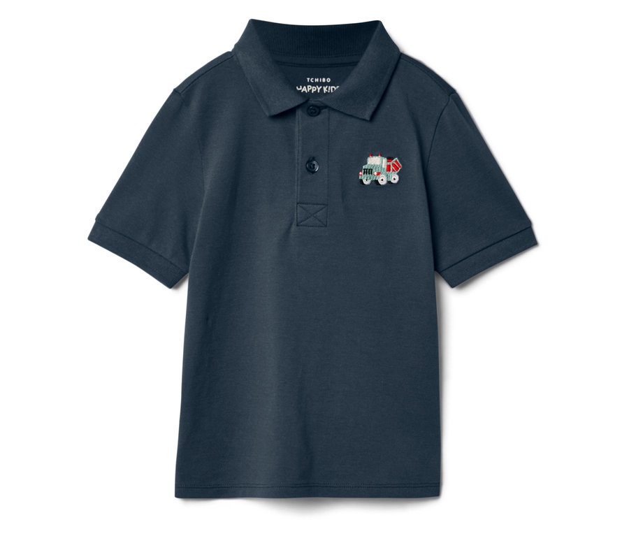 Dunkelblaues Poloshirt mit Traktor-Motiv.