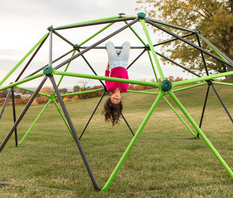 Mädchen hängt kopfüber auf großem LIFETIME-Klettergerüst »Geodome«.