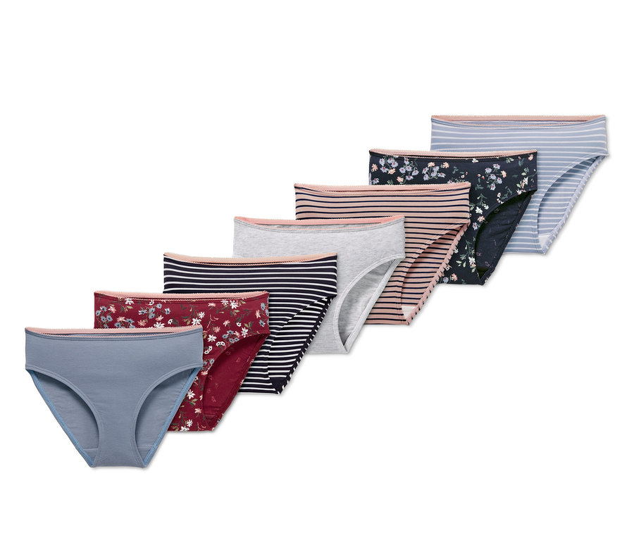 Sieben Slips in verschiedenen Farben und Mustern.