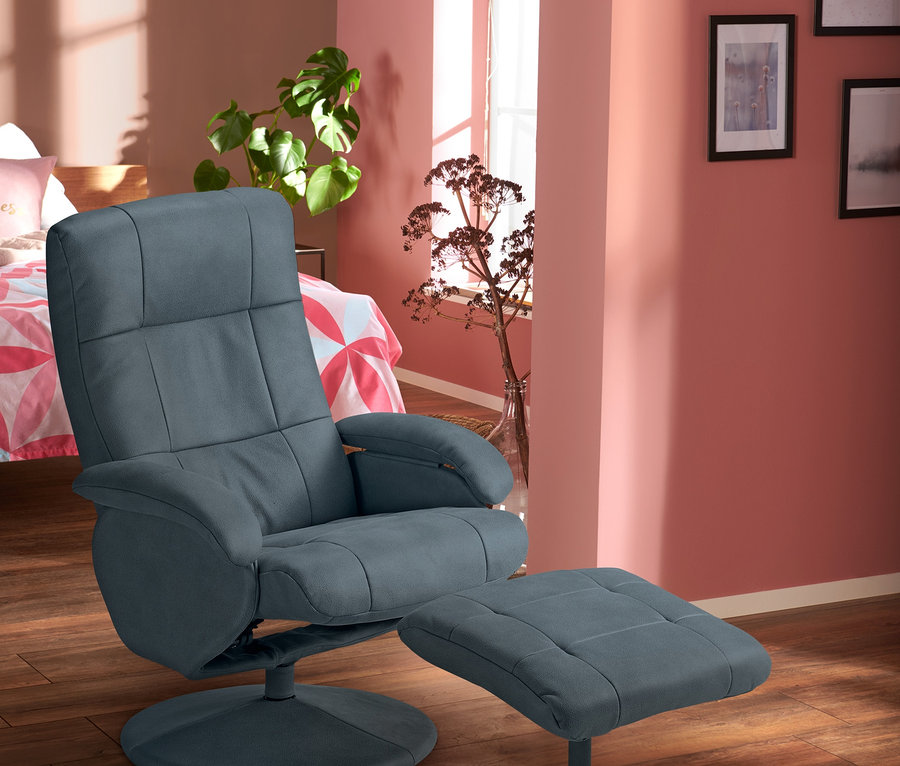 Grauer Schwingungsfrequenz-Massagesessel »Alpha 7070« und Renforcé-Multifunktions-Überwurf im Zimmer.