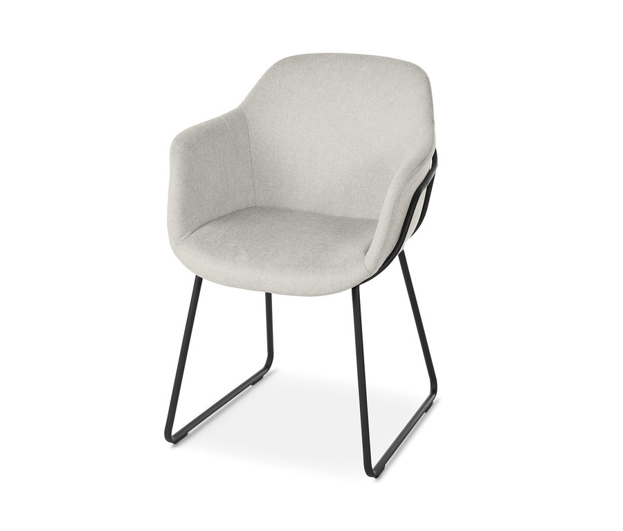 Beiger, gepolsterter Schalenstuhl mit Metallbeinen.