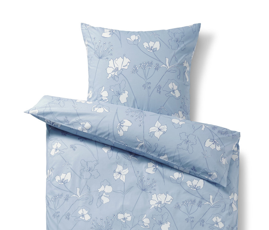 Blaue Perkal-Bettwäsche mit Blumenmuster.