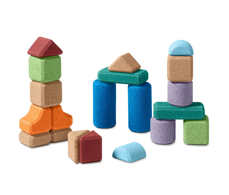 Bunte Kork-Bausteine zu drei Türmen angeordnet.