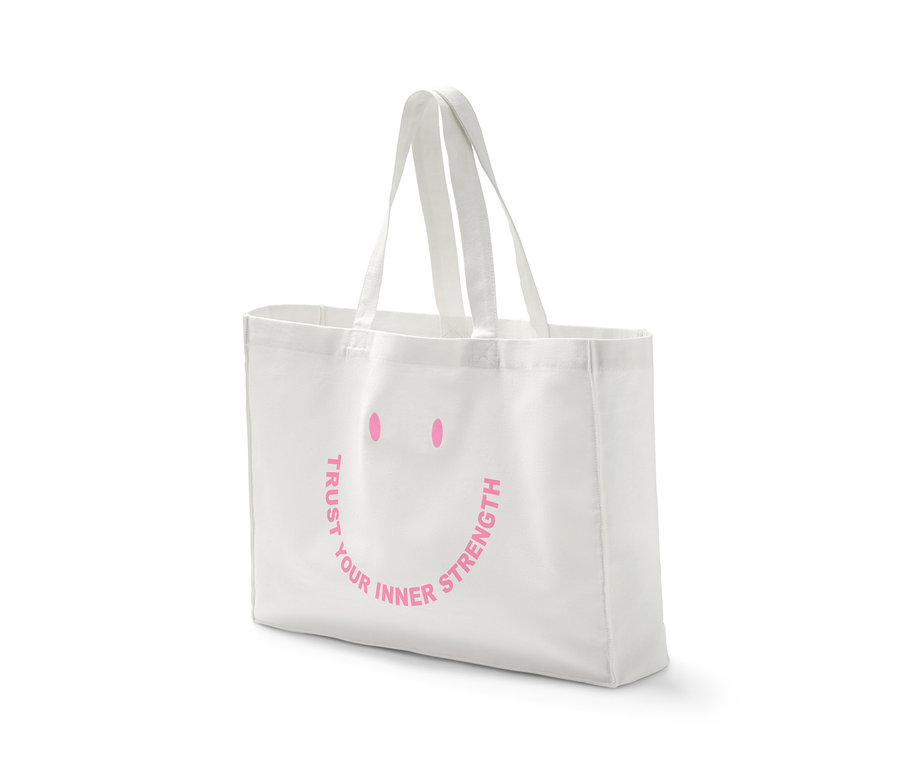 Ein weißer Canvas-Shopper mit dem rosa Schriftzug „Trust Your Inner Strength“.