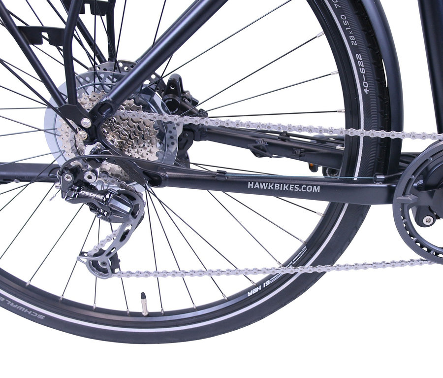 Detailansicht eines schwarzen HAWK Bikes E-Bike Herren "eTrekking Integrated Gent STEPS", 28 Zoll, 50-cm-Rahmen, mit sichtbarem Hinterrad, Gangschaltung und Pedalen.