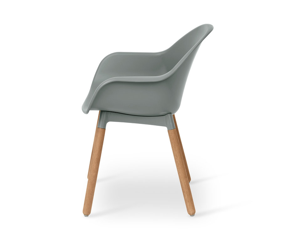 Grauer Garten-Schalenstuhl mit Armlehnen und Holzbeinen.