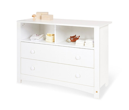 Weißer Wickeltisch mit zwei Schubladen und offenen Regalen oben. In den Regalen befinden sich Babyschuhe, Kleidung und Accessoires. 3-teiliges Pinolino Set »Florentina« extrabreit
