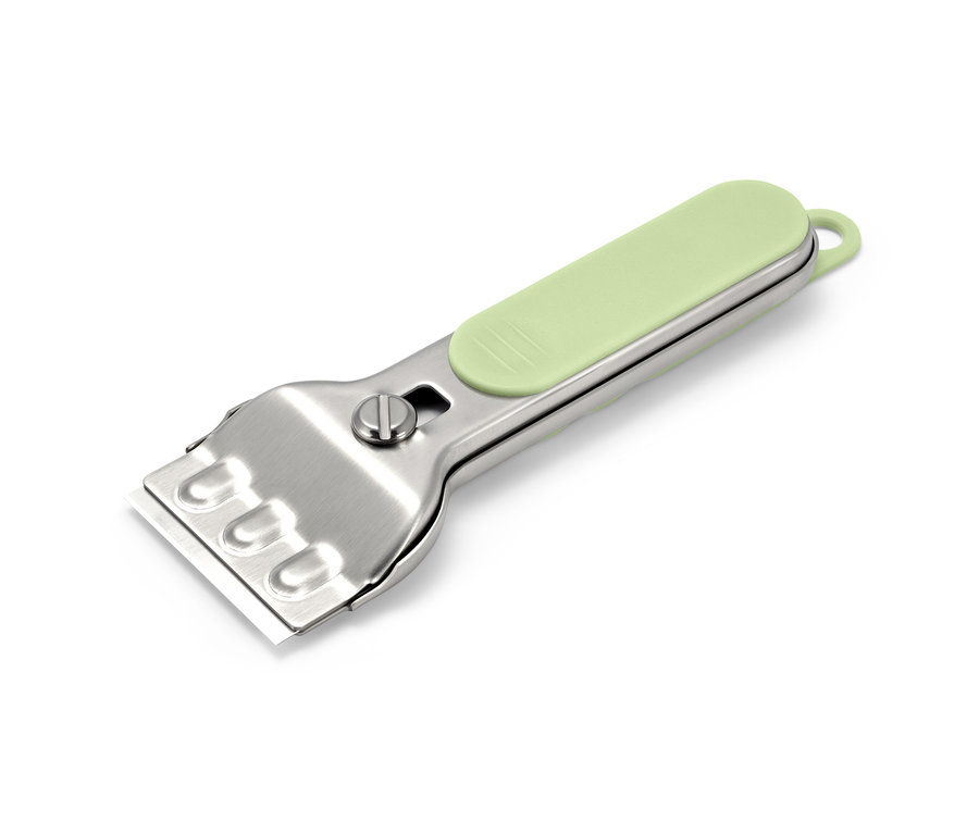 Ein Reinigungsschaber mit einer silbernen Metallklinge und einem hellgrünen Griff.