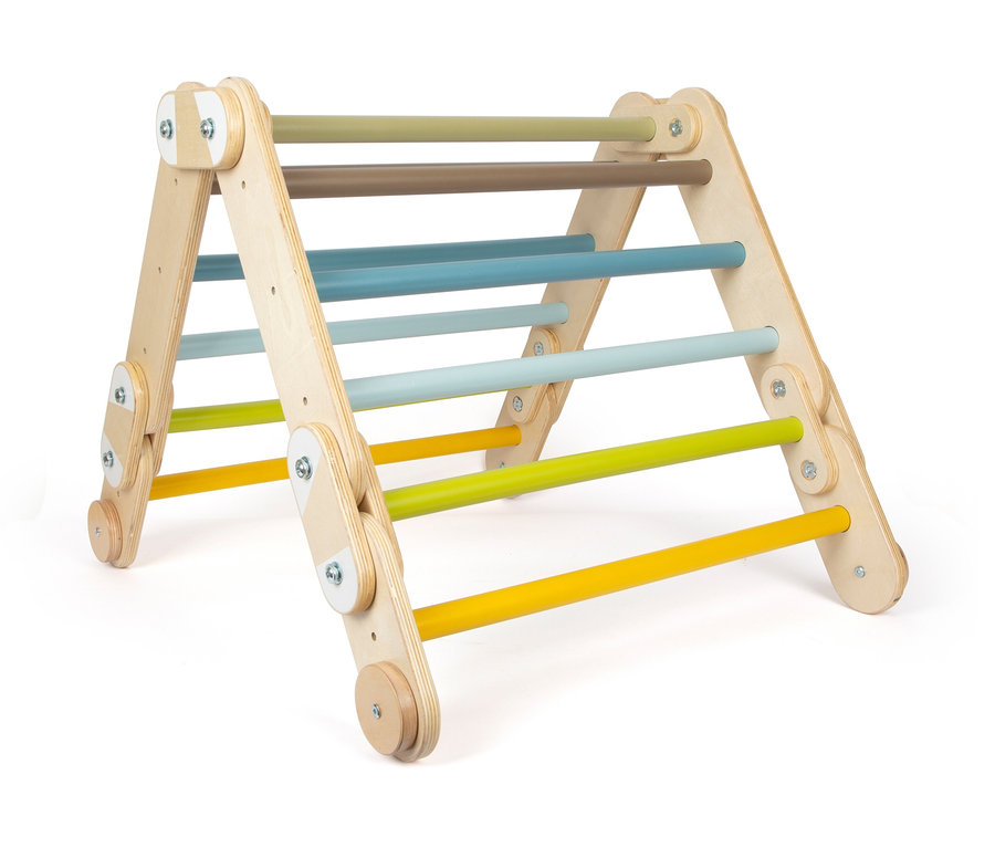 Ein farbiges hölzernes Kletterdreieck »Adventure« inkl. Sprossenwand-Adapter.