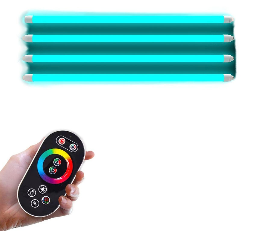 Eine Hand hält eine Fernbedienung für Karibu Sauna-Beleuchtung »Ambiente«, die türkis leuchtet.