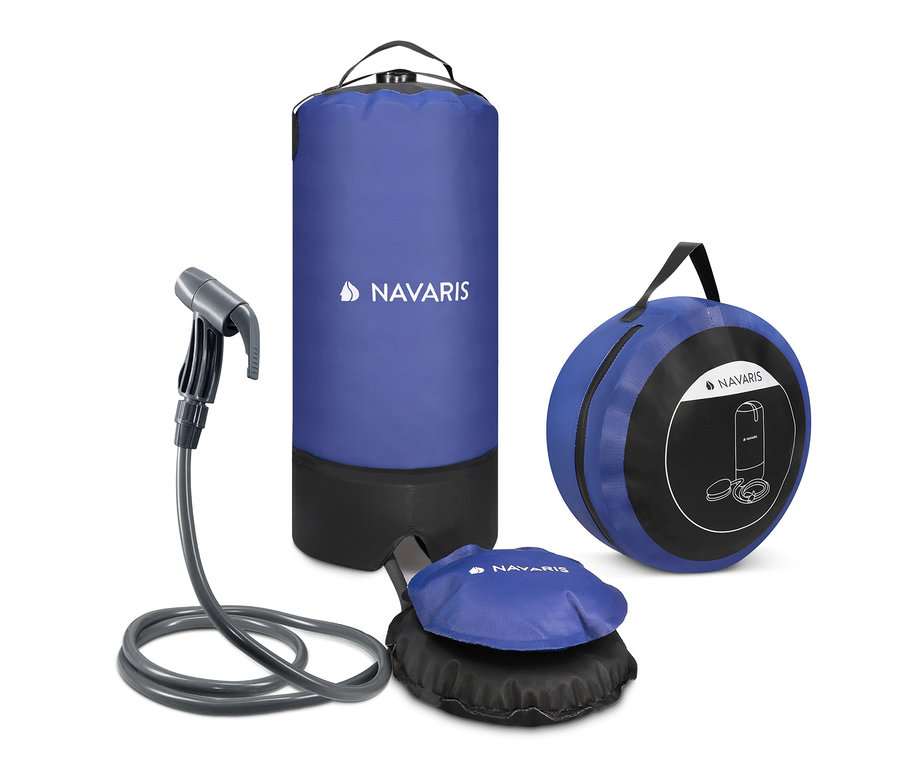 Blau-schwarze Navaris Campingdusche mit Fußpumpe, Duschkopf, Sack und Packtasche.