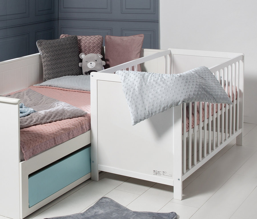 roba Kinderzimmer-Set Bett und Kommode mit Kissen und Teddybär.