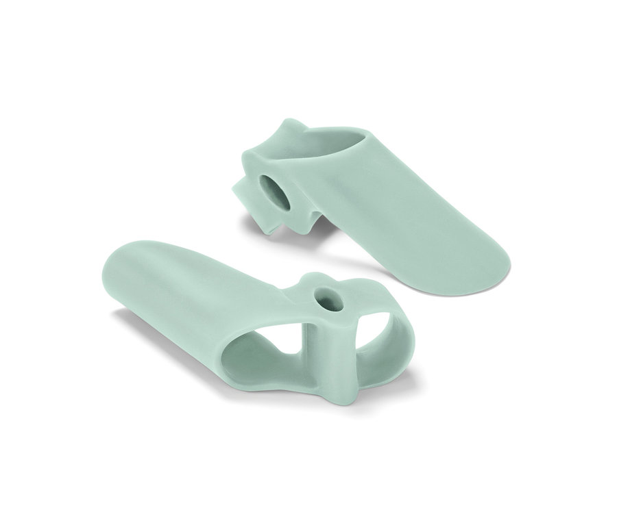 Zwei hellgrüne Hallux-Valgus-Schutze liegen auf einem weißen Hintergrund.