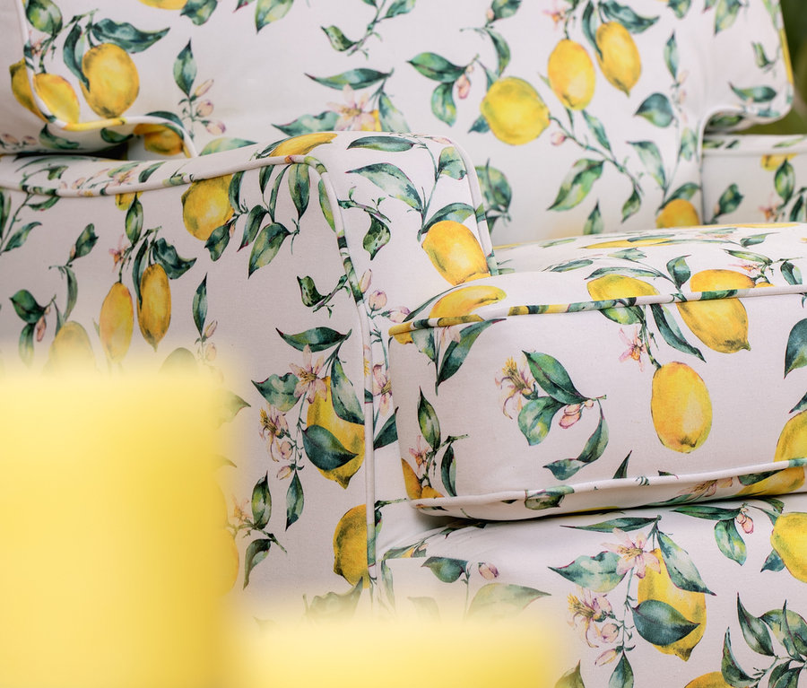 Detailansicht des Sessels »Penny« mit Zitronenmuster.