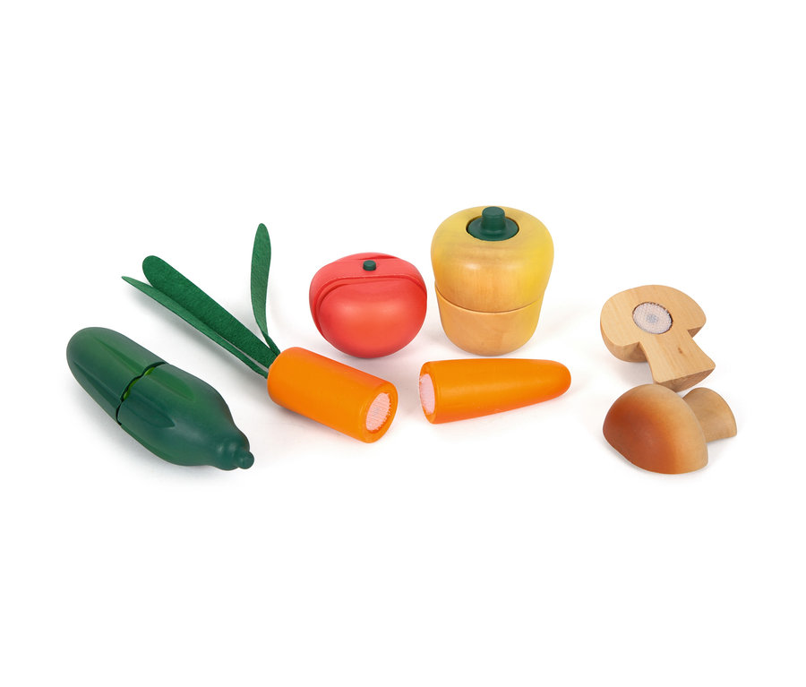 Geschnittenes Holzgemüse und Pilze aus dem small foot Gemüse- und Nudel-Set »fresh«.