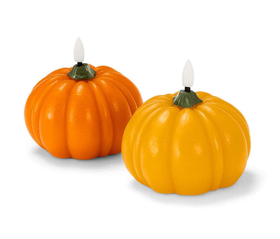 Zwei LED-Echtwachskerzen »Kürbis«.