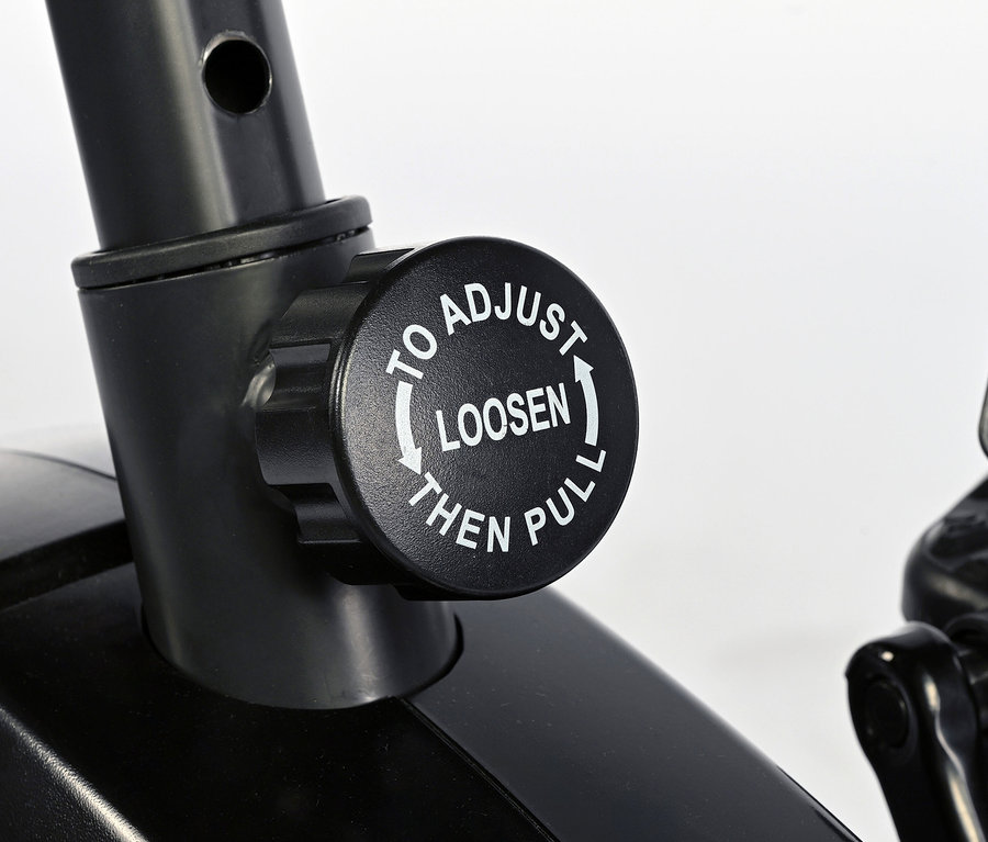 Detailaufnahme eines schwarzen Verstellknopfes an einem Heimtrainer Ergometer »ET 3.1«. Aufschrift: "TO ADJUST LOOSEN THEN PULL".
