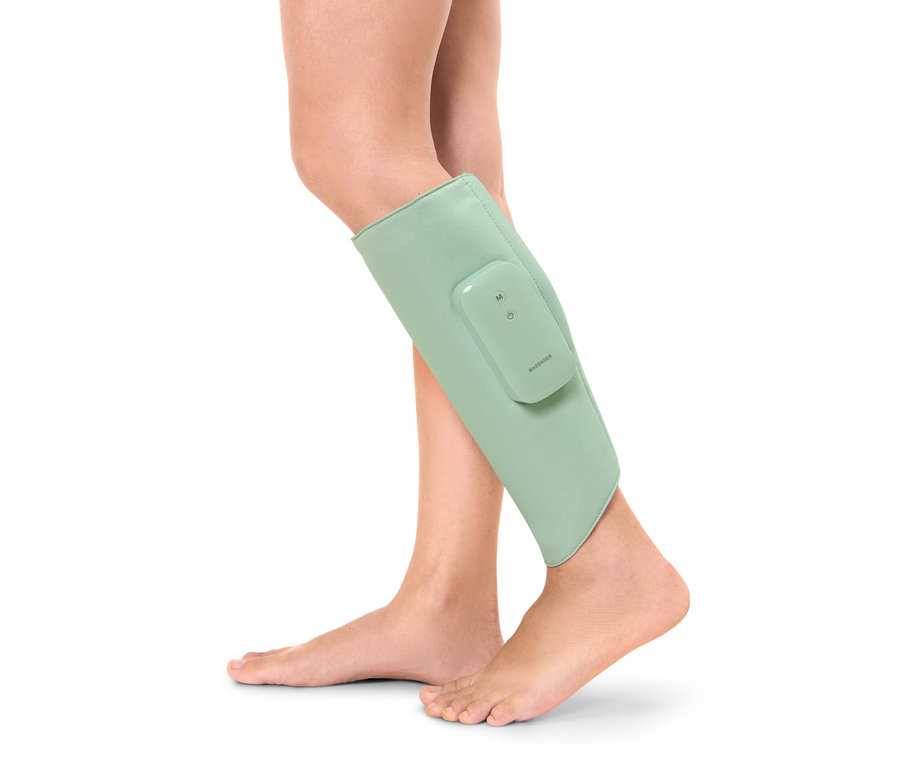 Bein mit Akku-Massage-Manschette.