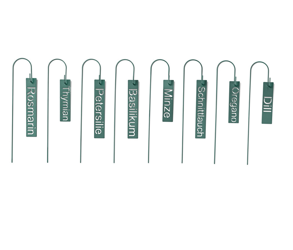 Eine Reihe grüner Kräuterschilder mit Beschriftungen.