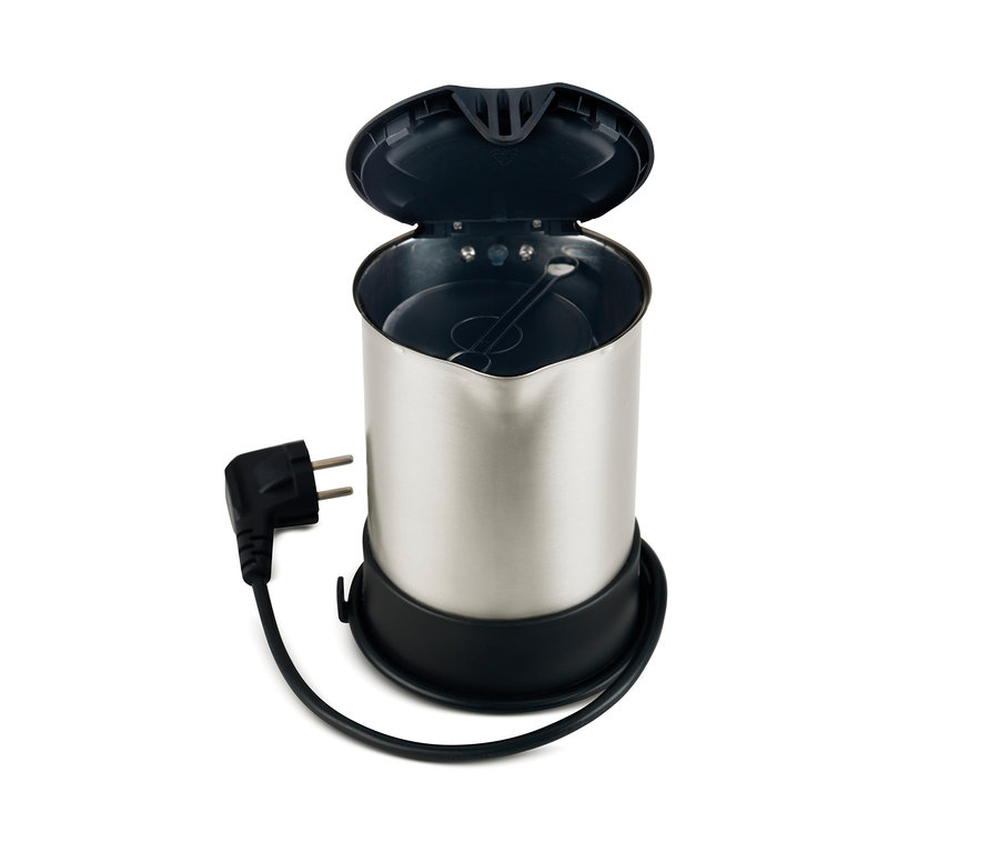 Offener WILFA Wasserkocher TRAVEL, »TK-1000« aus Edelstahl auf weißem Hintergrund.