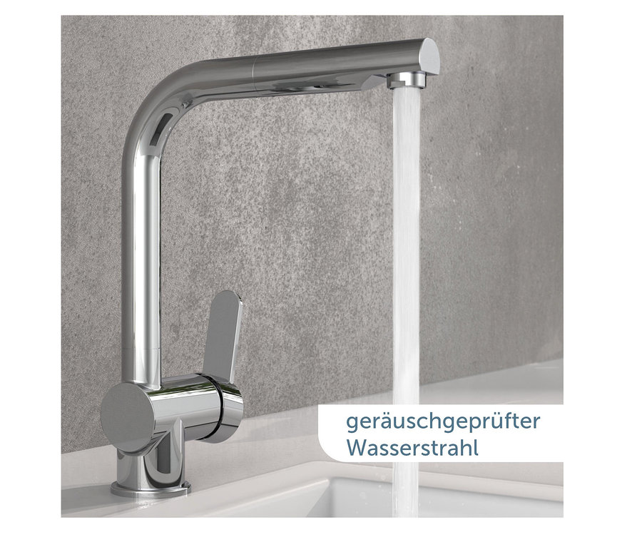 Fließendes Wasser aus der verchromten Spültischarmatur »London«.