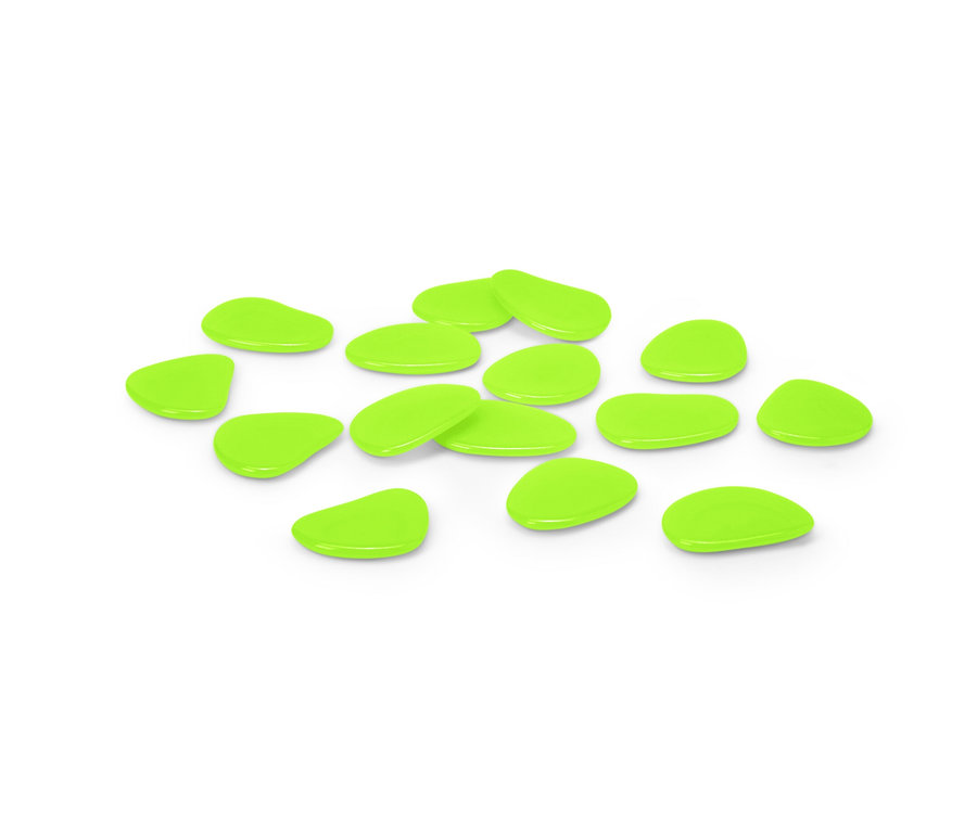 Fünfzehn grüne Leuchtkieselsteine liegen auf einem weißen Untergrund.