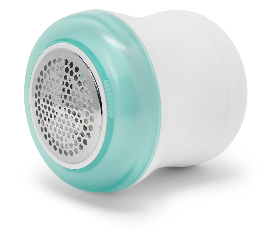 Nahaufnahme eines Fusselentferners mit blaugrünem Akzent auf weißem Hintergrund.