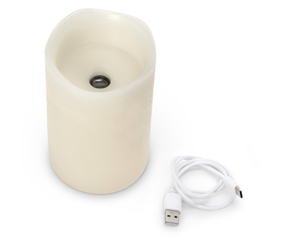 Eine cremefarbene LED-Kerze mit einem USB-Kabel auf einem weißen Hintergrund.