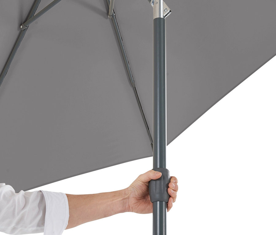 Eine Hand hält einen anthrazitfarbenen Leco Sonnenschirm, Ø 300 cm.