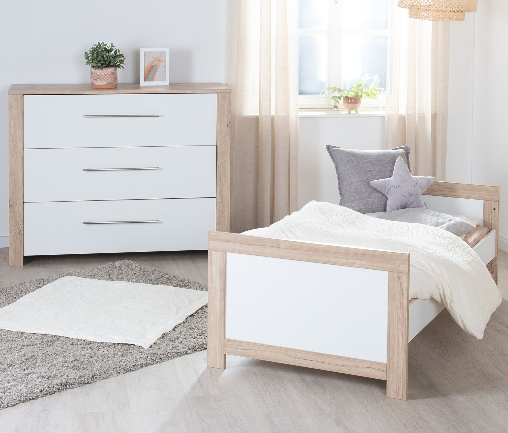 Kinderzimmer mit roba Wickelkommode »Malo« und Kinderbett.