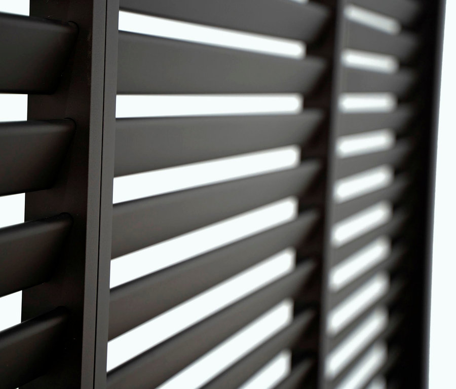 Detail einer anthrazitfarbenen Leco Premium Pergola, 3 x 4 m, inklusive 2 Seitenwänden.