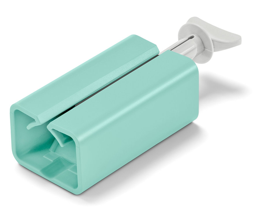 Hellblauer Tubenentleerer mit weißem Griff auf weißem Hintergrund.